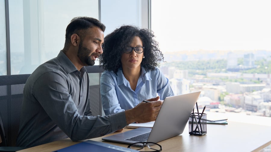 man-woman-meeting-discussing-pointing-computer